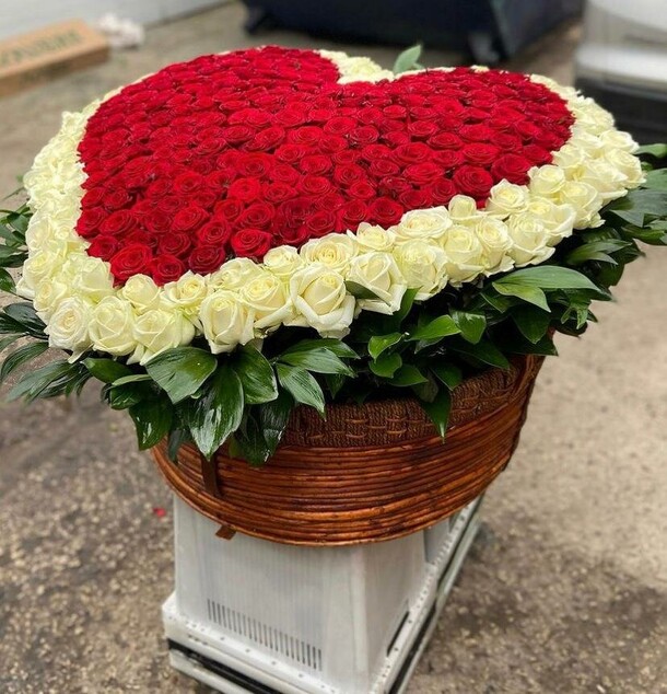 Букет цветов Корзина с розами за 87999₽ с доставкой в Москве от Fashion Flowers на Flawery