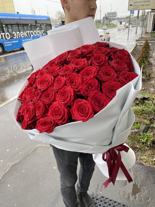 Букет цветов 51 роза в дизайнерской упаковке за 16999₽ с доставкой в Москве от Fashion Flowers на Flawery