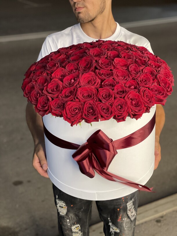 Букет цветов 101 роза в коробке за 27499₽ с доставкой в Москве от Fashion Flowers на Flawery