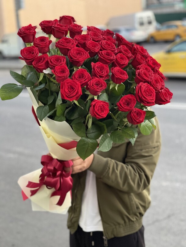 Букет цветов 51 бордовая роза за 16499₽ с доставкой в Москве от Fashion Flowers на Flawery