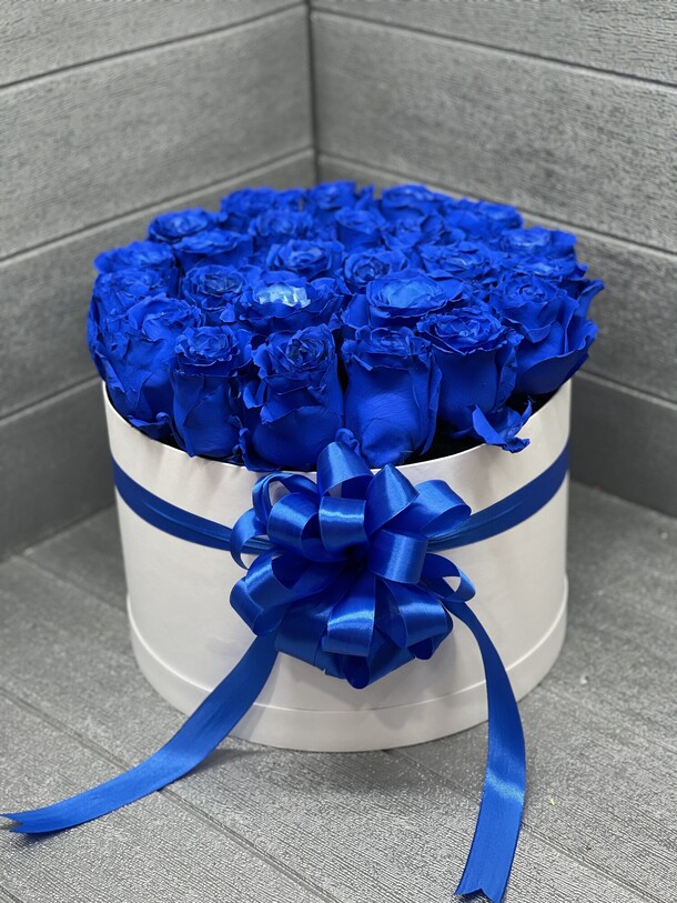 Букет цветов Синие розы в коробке за 24199₽ с доставкой в Москве от Fashion Flowers на Flawery