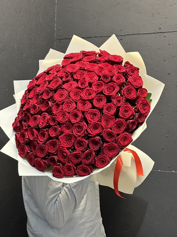 Букет цветов 101 роза бордовая за 24999₽ с доставкой в Москве от Fashion Flowers на Flawery