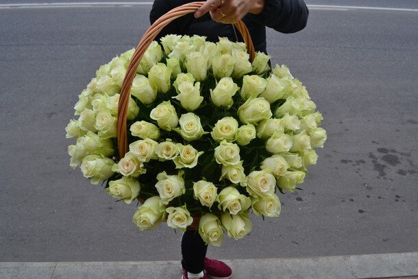 Букет цветов 101 роза в корзине за 27497₽ с доставкой в Москве от Fashion Flowers на Flawery