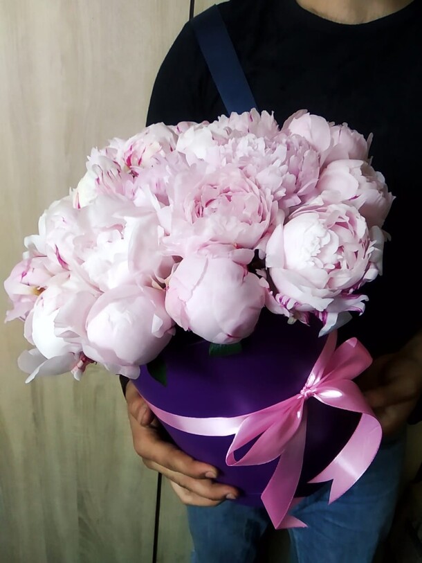 Букет цветов Розовые пионы в коробке за 21000₽ с доставкой в Москве от Fashion Flowers на Flawery