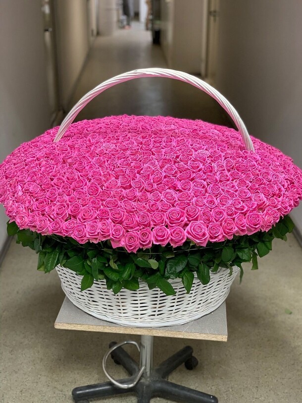 Букет цветов 1001 роза в корзине 💕 за 215900₽ с доставкой в Москве от Marwa Boutique на Flawery