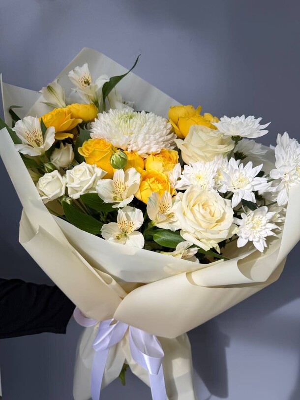Букет цветов Солнечный букет в нежной упаковке 🌼 за 5930₽ с доставкой в Москве от Жарки на Flawery