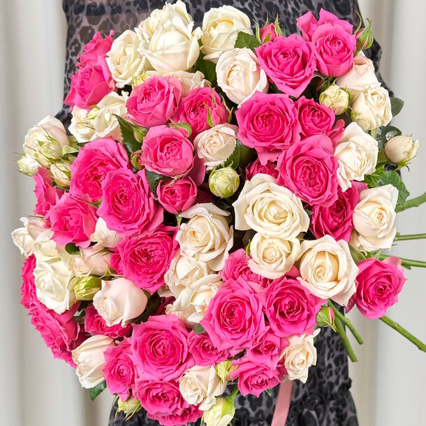 Букет цветов «два оттенка счастья» за 5857₽ с доставкой в Москве от Flora Decor на Flawery