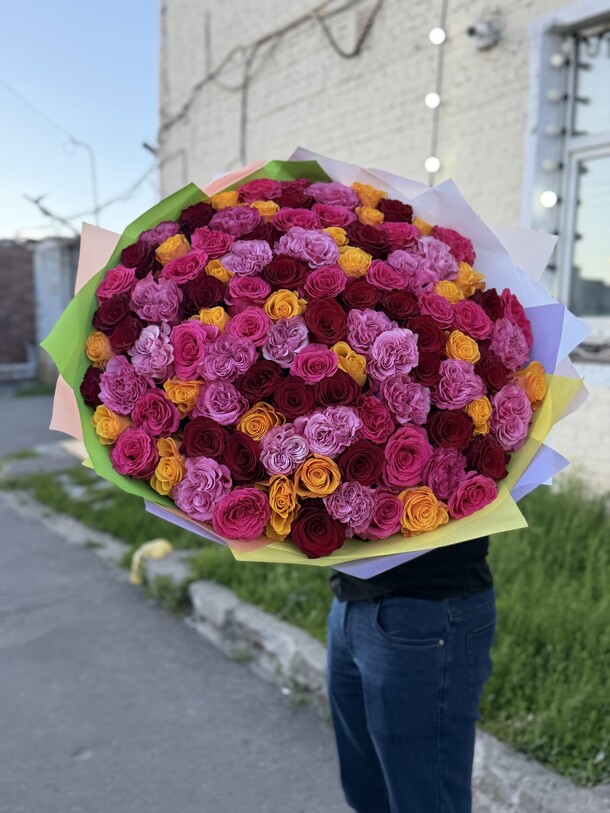 Букет цветов Розы эквадор микс за 35500₽ с доставкой в Москве от ❀ Мир Цветов ❀ на Flawery