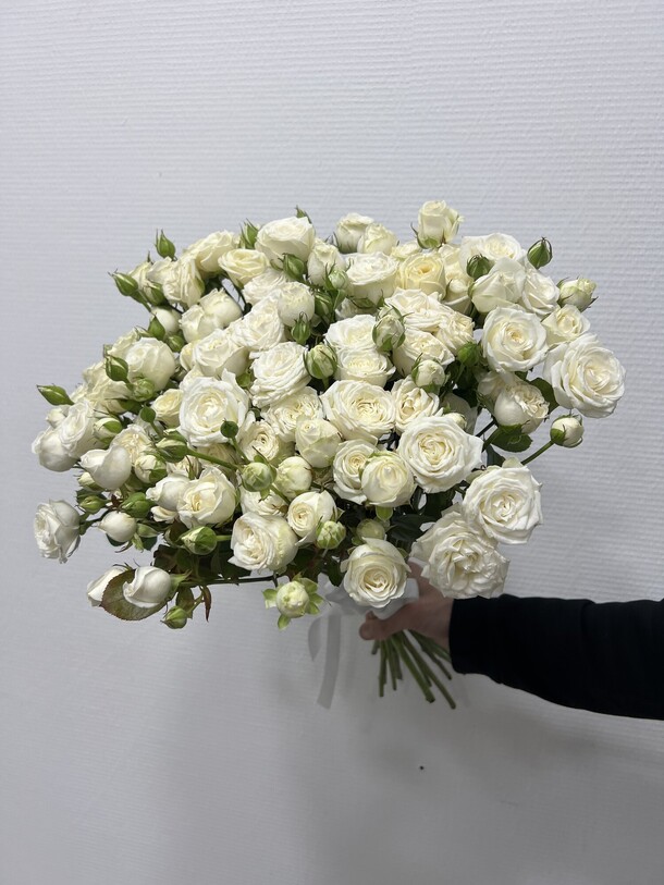 Букет цветов Розы 19шт кустовые белые за 5990₽ с доставкой в Москве от Сатин цветочная мастерская на Flawery