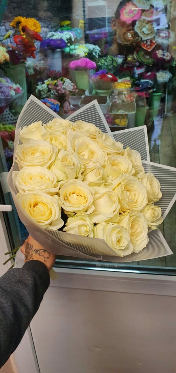 Букет белых роз «соната» за 4550₽ с доставкой в Москве от Flowers-for-you на Flawery