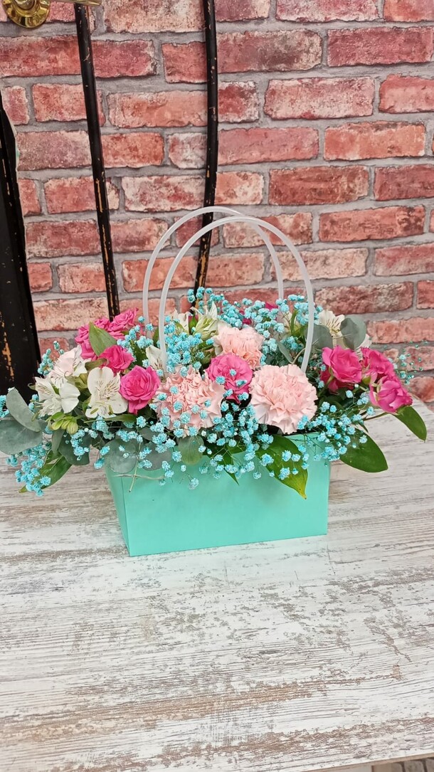Букет цветов Композиция в сумочке за 6453₽ с доставкой в Москве от Flowers-for-you на Flawery