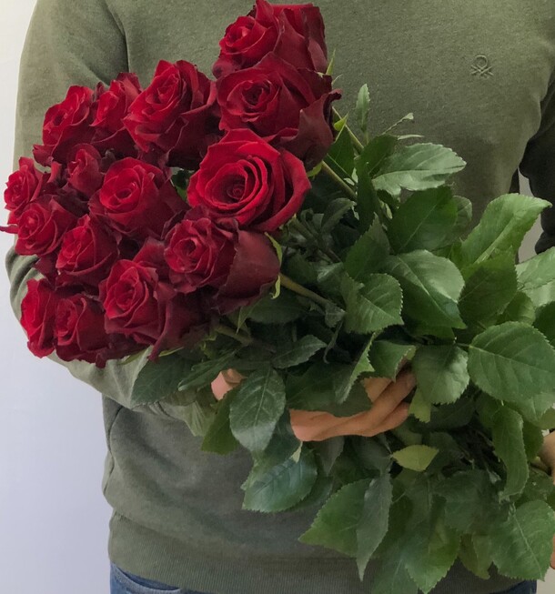Букет эквадорских роз «эксплоер 15» за 7500₽ с доставкой в Москве от Flowers-for-you на Flawery
