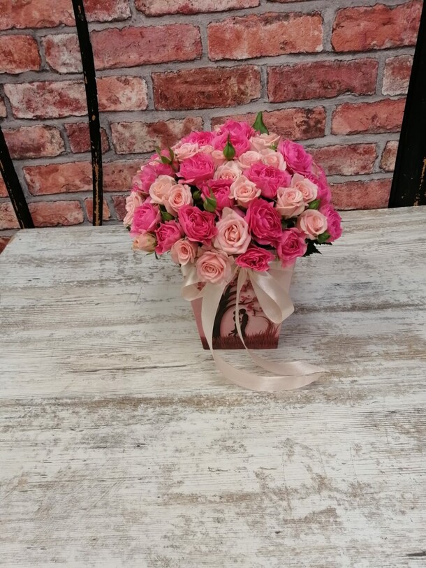 Букет цветов Коробка кустовых роз «плизе» за 4200₽ с доставкой в Москве от Flowers-for-you на Flawery
