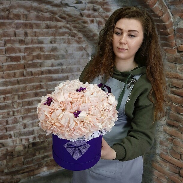 Букет цветов Черничный смузи за 3990₽ с доставкой в Москве от Bloomona на Flawery