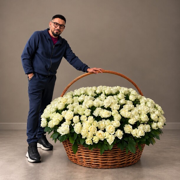 Букет цветов 501 белая роза в корзине за 167761₽ с доставкой в Москве от Bloomona на Flawery
