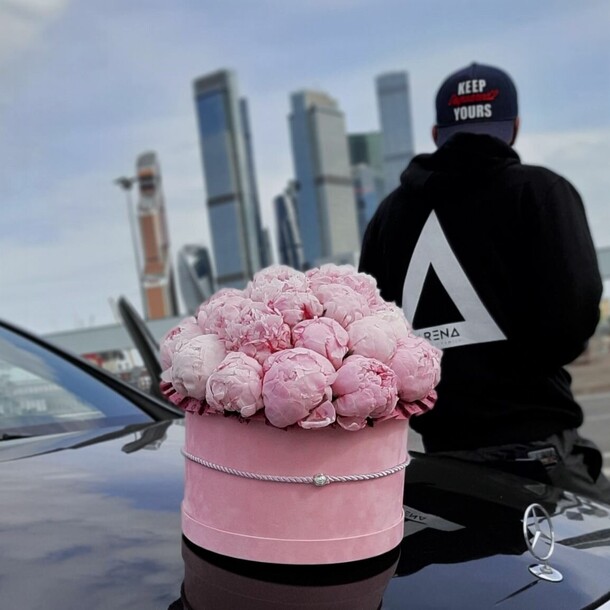 Букет цветов 31 пион в розовом бархате за 34490₽ с доставкой в Москве от Bloomona на Flawery