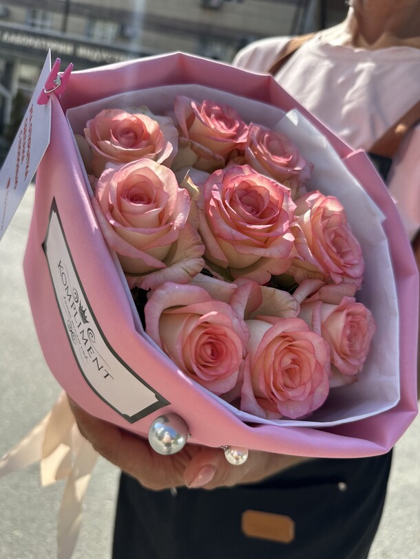 Букет из розовых роз «джумилия» за 2930₽ с доставкой в Москве от Kompliment Flowers&Present; на Flawery