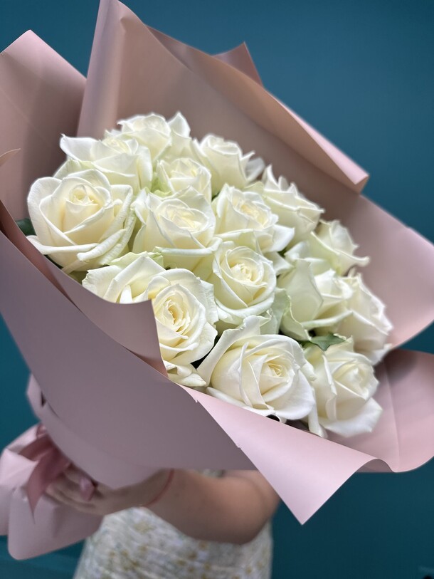 Букет цветов Белые розы за 4999₽ с доставкой в Москве от Kompliment Flowers&Present; на Flawery