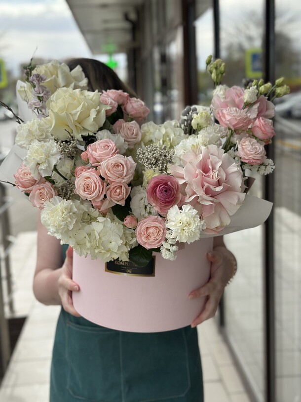 Букет цветов Французский поцелуй за 14990₽ с доставкой в Москве от Kompliment Flowers&Present; на Flawery
