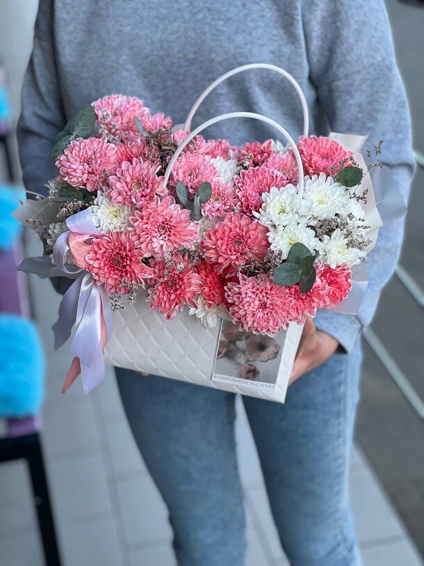 Букет цветов Хризантемы в коробке за 2990₽ с доставкой в Крымск от Kompliment Flowers&Present; на Flawery