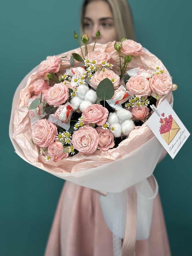 Букет цветов Розы & raffaello за 4999₽ с доставкой в Крымск от Kompliment Flowers&Present; на Flawery