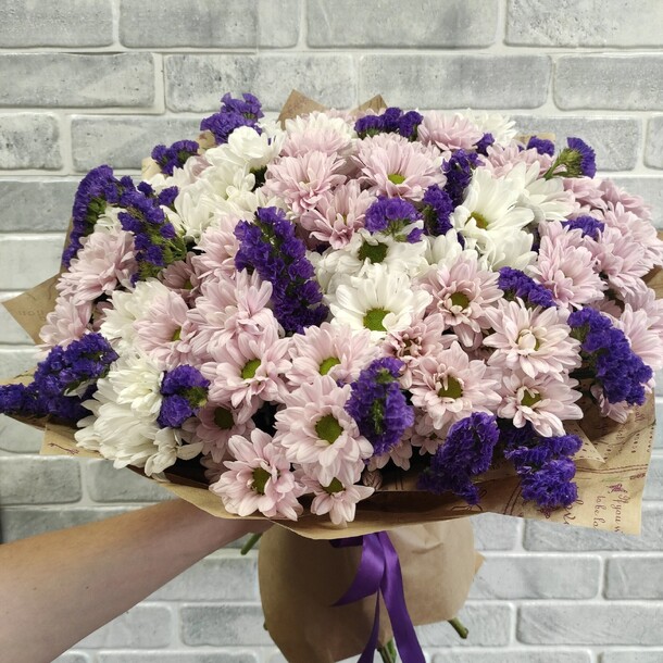Букет из хризантем и статицы😊 за 5550₽ с доставкой в Москве от MagazinFlowers на Flawery