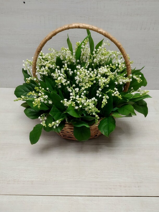Корзина из 101 ландыша, артикул F1114044 - 9498 рублей, доставка по городу. Flawery - доставка цветов