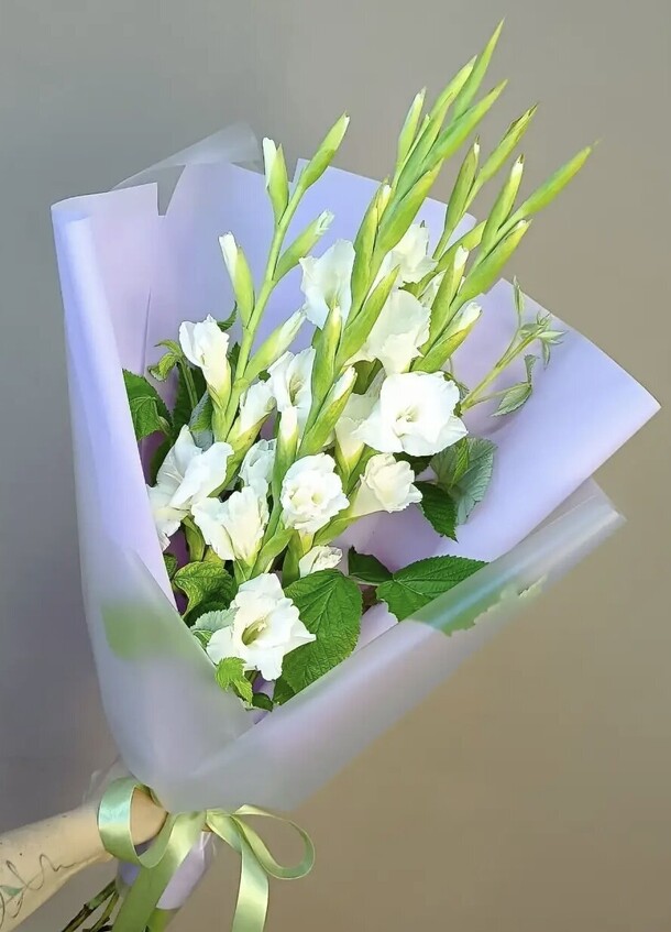 Букет из белых гладиолусов за 3990₽ с доставкой в Москве от MagazinFlowers на Flawery