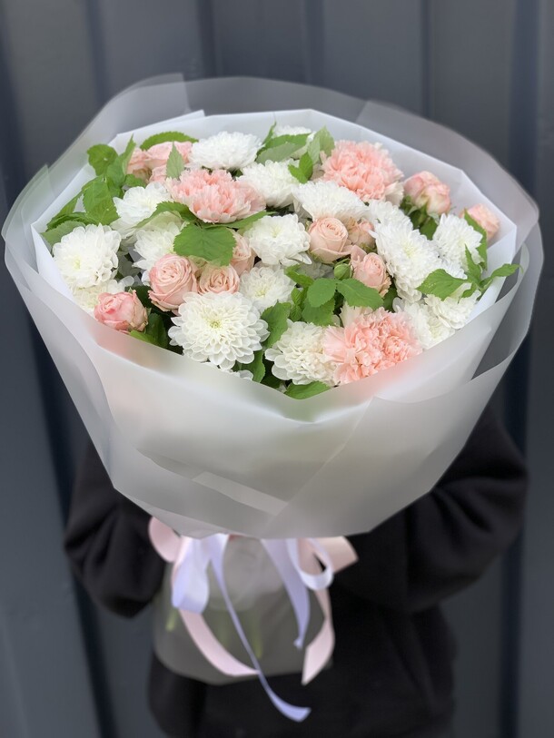 Букет из хризантем, роз, диантусов за 5890₽ с доставкой в Москве от MagazinFlowers на Flawery