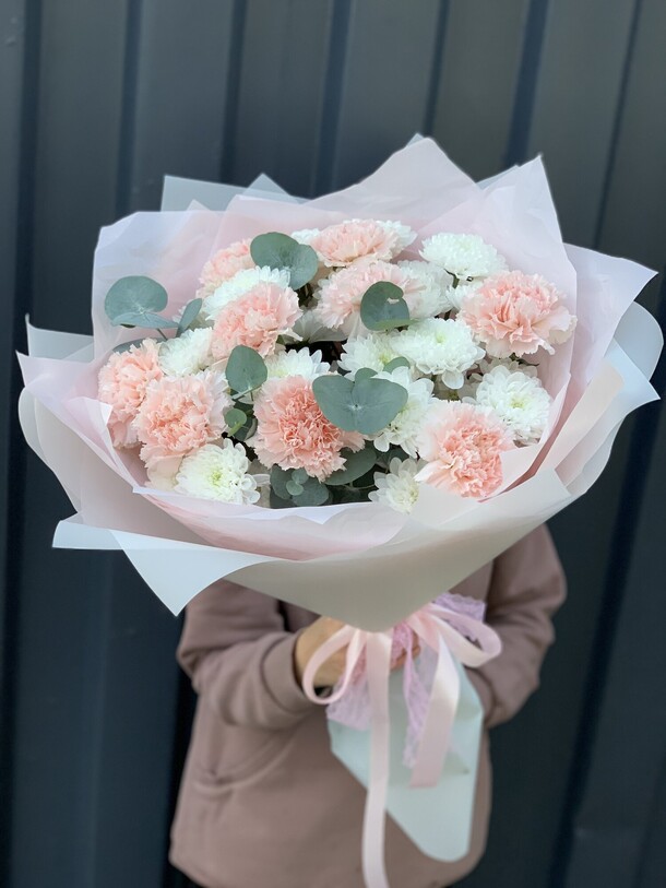 Букет из хризантем и диантусов за 4400₽ с доставкой в Москве от MagazinFlowers на Flawery