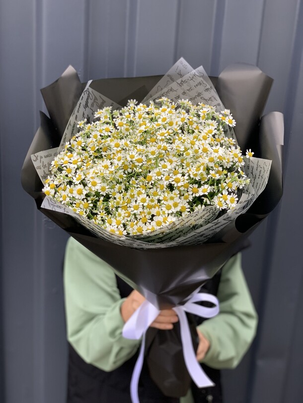 Букет из ромашек в крафтовой упаковке за 3950₽ с доставкой в Москве от MagazinFlowers на Flawery