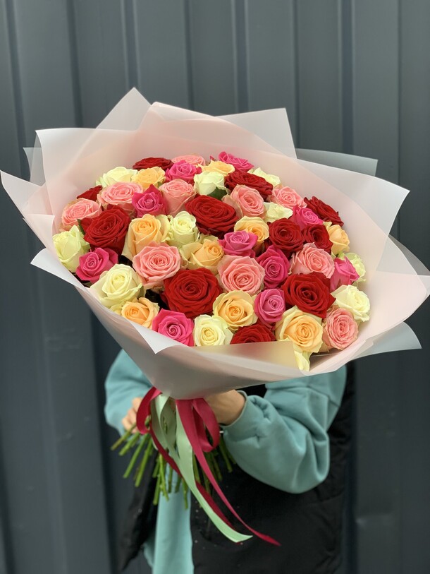 Букет из 51 розы микс за 9990₽ с доставкой в Москве от MagazinFlowers на Flawery