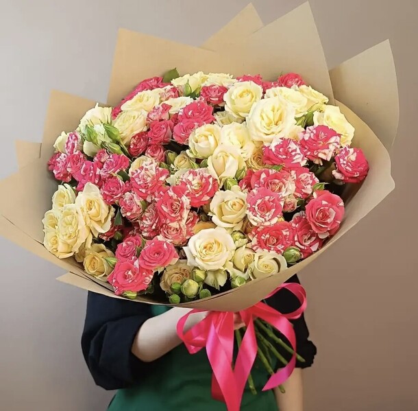 Букет из кустовых роз микс за 6950₽ с доставкой в Москве от MagazinFlowers на Flawery