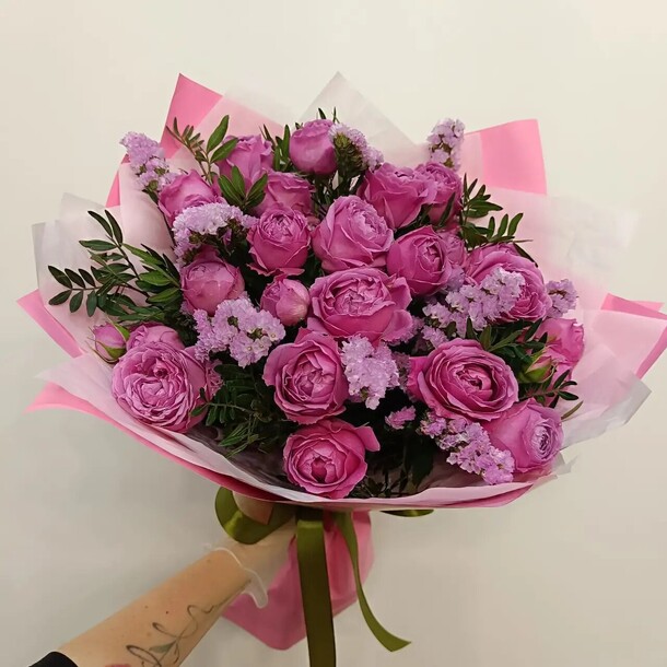 Букет из роз, статицы, зелени за 5650₽ с доставкой в Москве от MagazinFlowers на Flawery