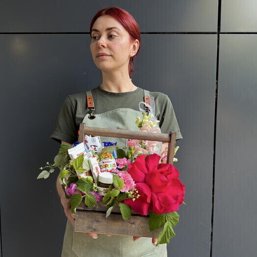 Букет цветов Подарочный бокс «киндер-микс» с огромной ажурной розой и сладостями за 4800₽ с доставкой в Москве от Цветочная история на Flawery