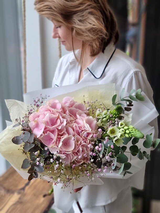 Букет с гортензией за 3790₽ с доставкой в Москве от Шишка Flo на Flawery