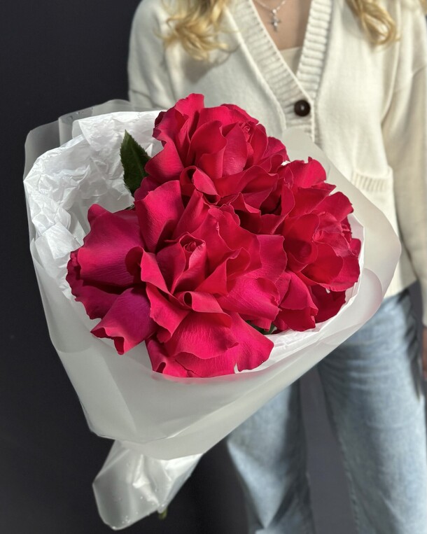 Букет из 3 французских роз за 2955₽ с доставкой в Москве от Flowers farm на Flawery