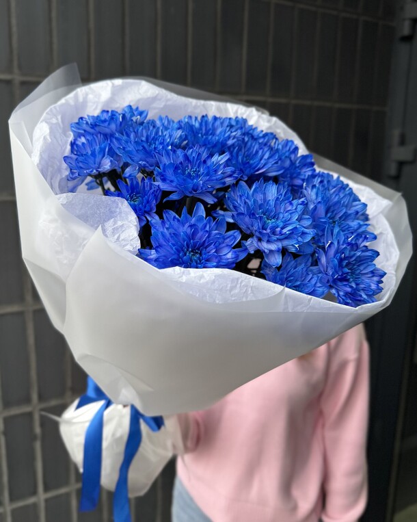Букет из 5 синих кустовых хризантем за 3727₽ с доставкой в Москве от Flowers farm на Flawery