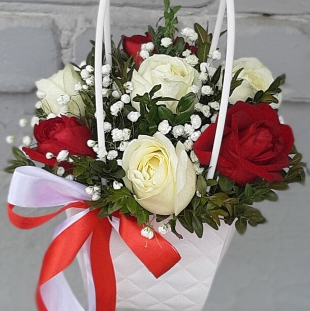 Букет цветов Розы красные и белые 🌹 за 1000₽ с доставкой в Москве от БериБукетик на Flawery