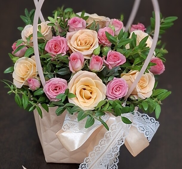 Букет с кустовыми розами🎀 за 1000₽ с доставкой в Москве от БериБукетик на Flawery