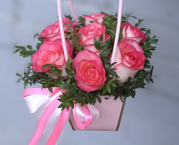 Букет роз джумилии с зеленью 🌹🌹🌹 за 1000₽ с доставкой в Москве от БериБукетик на Flawery
