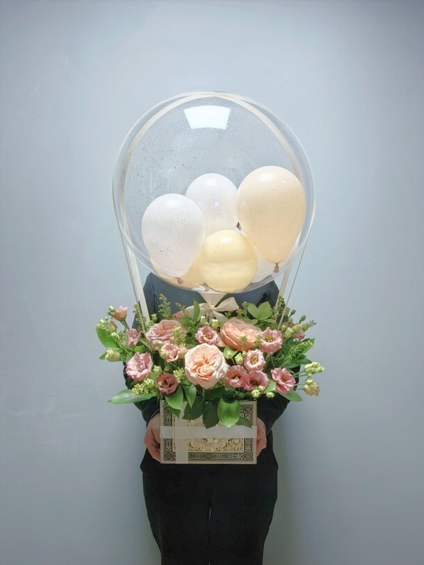 🌸хит букет🌸 композиция с пионовидными розами, махровой эустомой и большим шаром, артикул F1557153 - 5350 рублей, доставка по городу. Flawery - доставка цветов