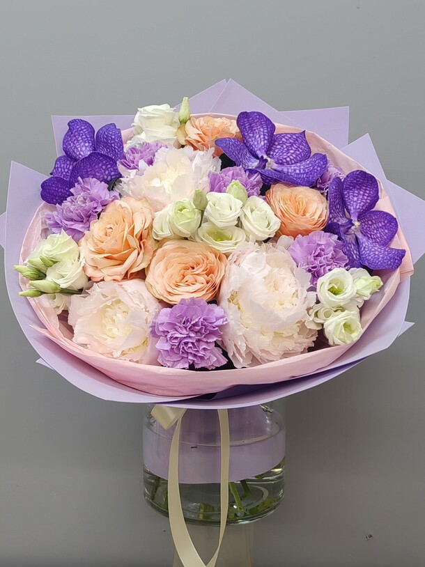 🌸букет с пионами и орхидеями. Букет с пионовидной розой микс🌸, артикул F1557317 - 8150 рублей, доставка по городу. Flawery - доставка цветов