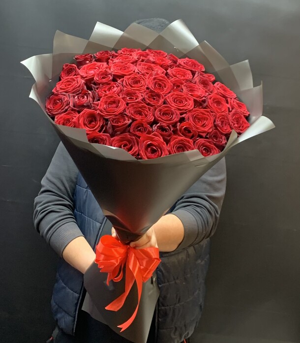 Букет цветов 51 роз ( 70 см ) за 14498₽ с доставкой в Москве от Elvira flovers на Flawery