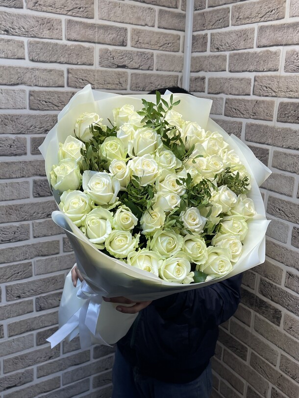 Букет цветов Белые розы 51 за 11498₽ с доставкой в Москве от Elvira flovers на Flawery