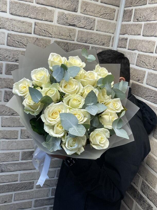 Букет цветов Белые розы с эвкалиптом за 7831₽ с доставкой в Москве от Elvira flovers на Flawery