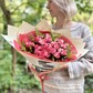Яркая кустовая роза в крафтовой упаковке
