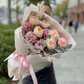 Букет с пионовидными розами, эустомой и диантусами "Нежный комплимент"