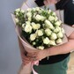 Букет из 11 белых кустовых роз с оформлением