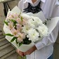 Хризантема кустовая и альстромерии в нежном букете «Лада»